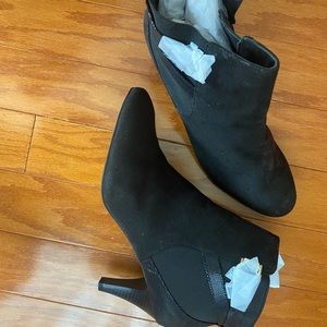 New In Box Karen Scott Ankle Boots
